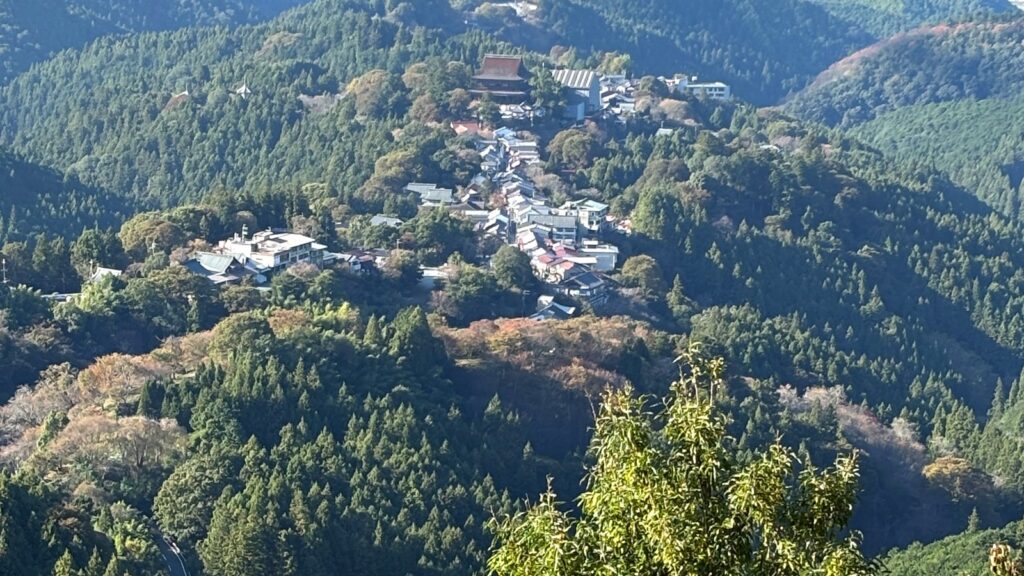 Complejo histórico de templos y pueblo tradicional de peregrinación en Yoshino rodeado de montañas en Nara