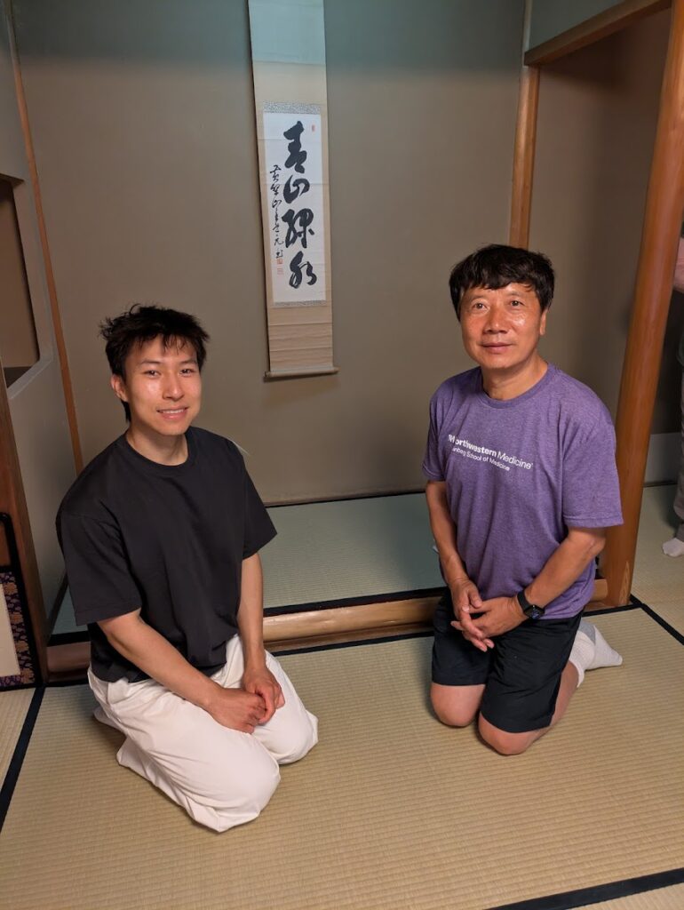 Padre e hijo americano en Asuka